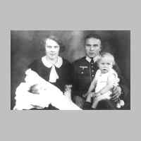 022-0513 Das Ehepaar Ernst und Frieda Funk, geb. Angrabeit, mit ihren Kindern Ingrid und Guenther.jpg